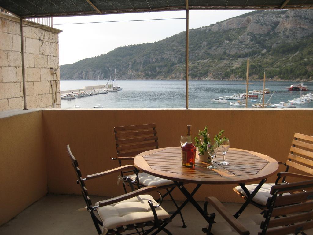 Gala Apartments Komiža Esterno foto
