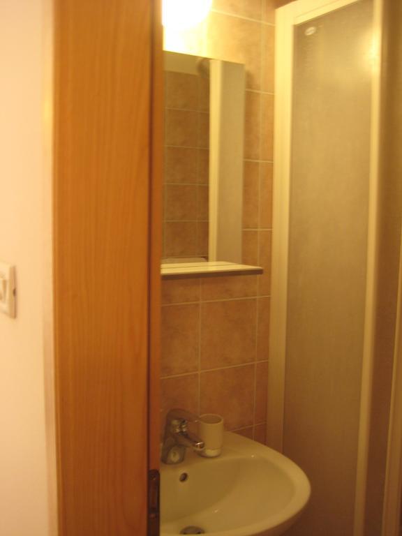 Gala Apartments Komiža Esterno foto