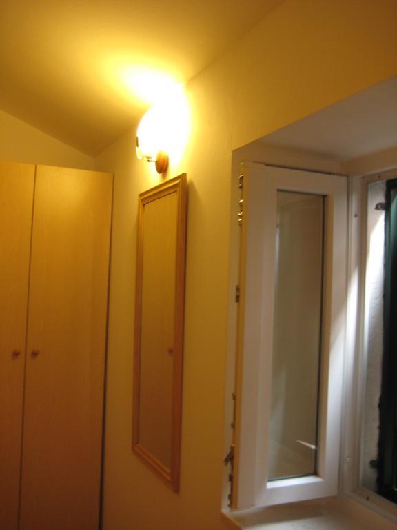 Gala Apartments Komiža Esterno foto