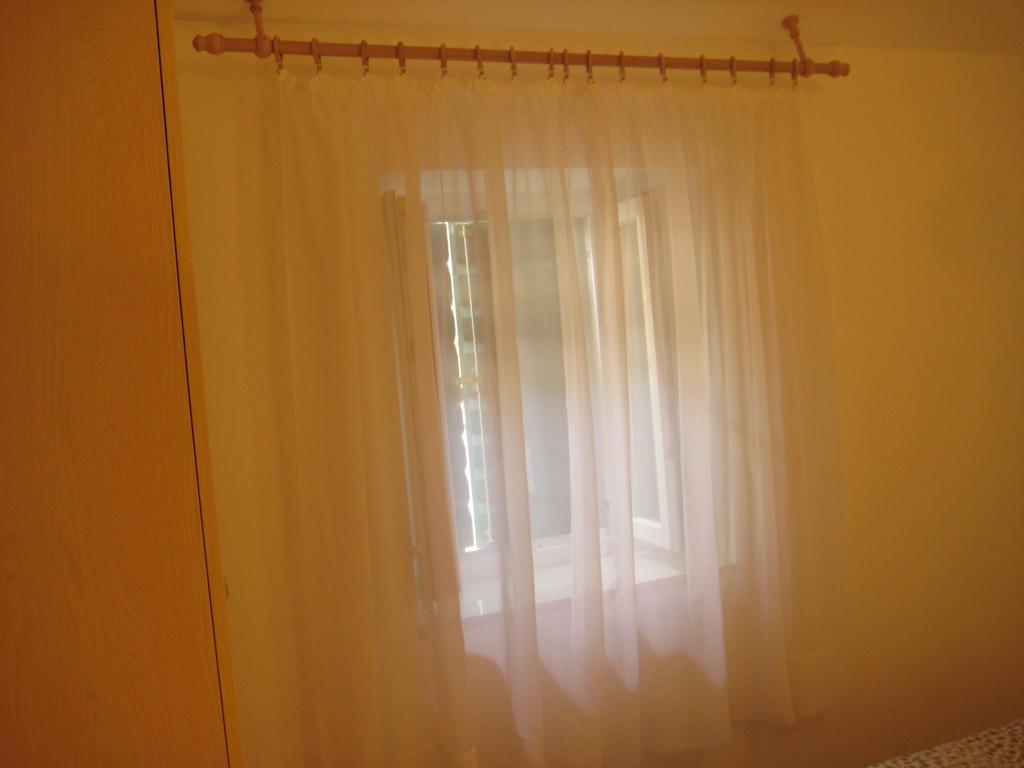 Gala Apartments Komiža Esterno foto