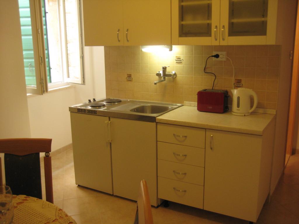 Gala Apartments Komiža Esterno foto
