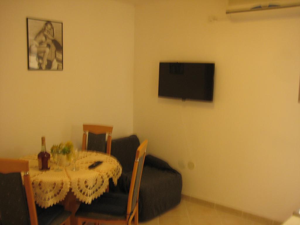 Gala Apartments Komiža Esterno foto