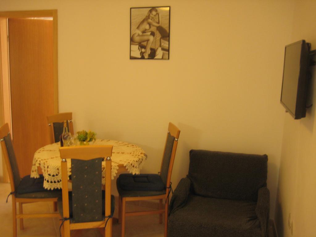 Gala Apartments Komiža Esterno foto