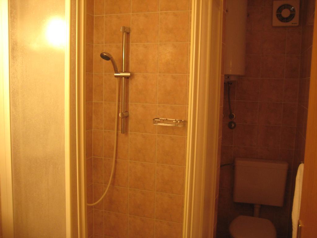 Gala Apartments Komiža Esterno foto