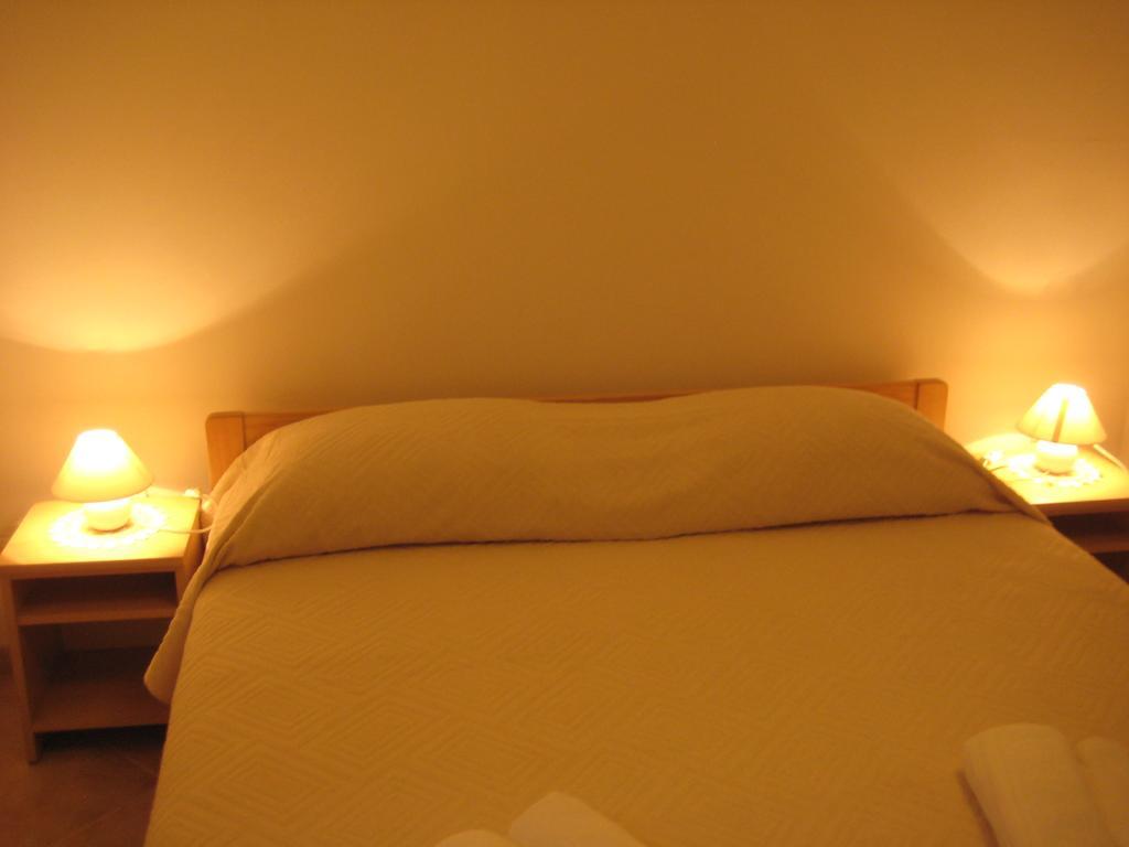Gala Apartments Komiža Esterno foto
