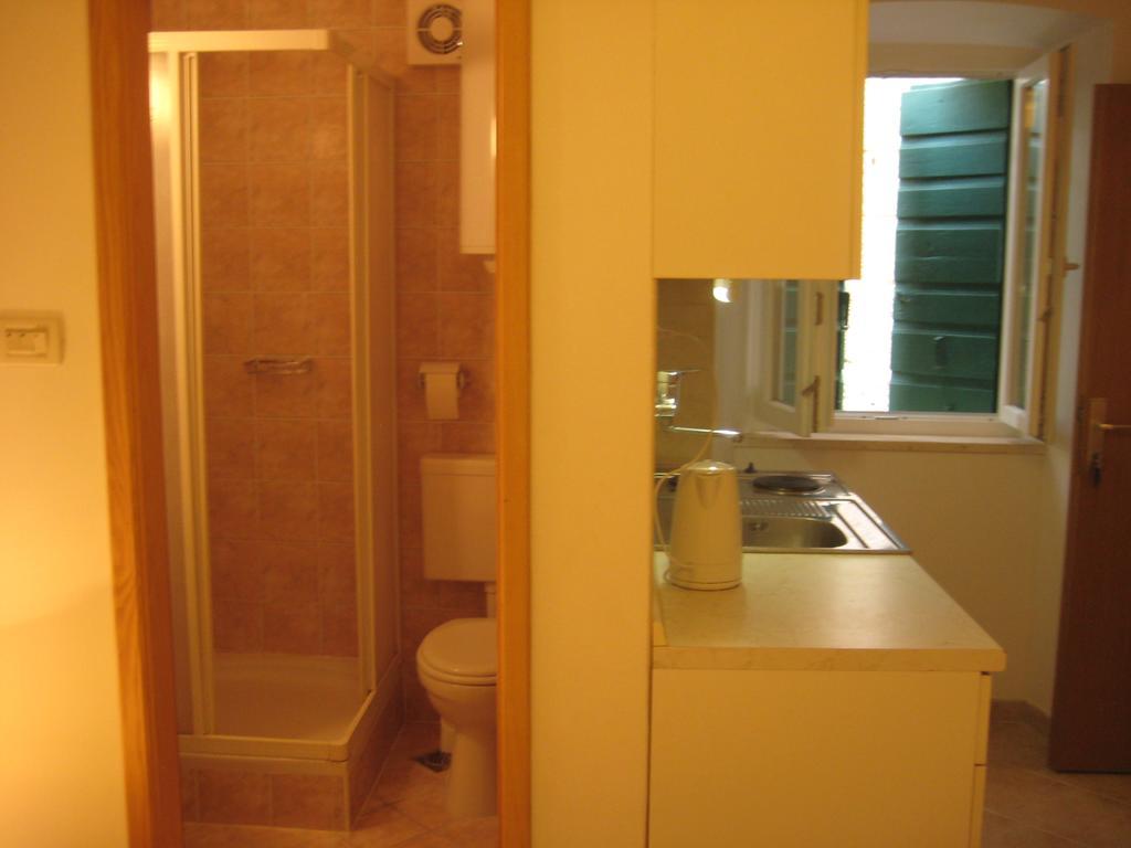Gala Apartments Komiža Esterno foto