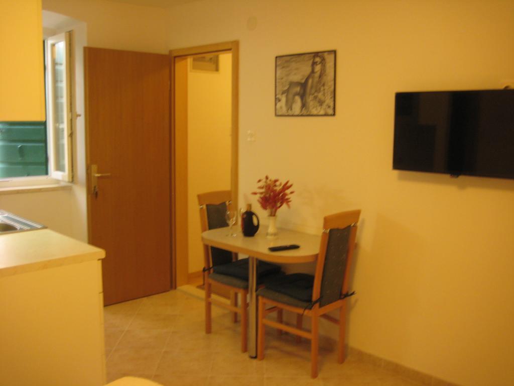 Gala Apartments Komiža Esterno foto