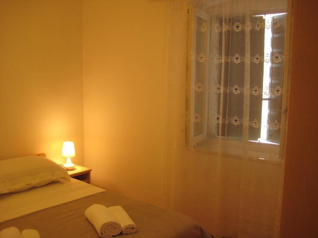 Gala Apartments Komiža Esterno foto