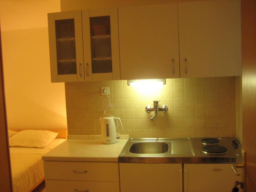 Gala Apartments Komiža Esterno foto