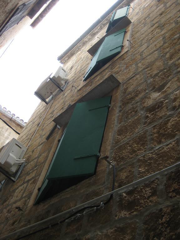 Gala Apartments Komiža Esterno foto