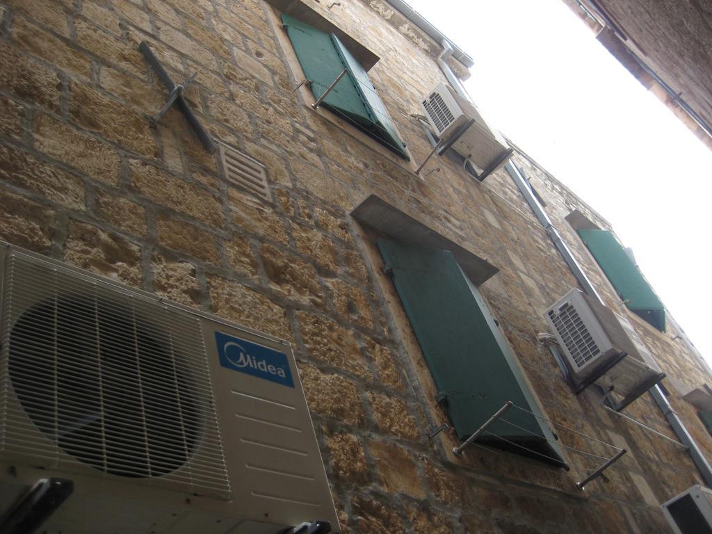 Gala Apartments Komiža Esterno foto