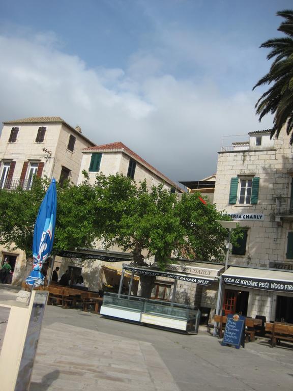 Gala Apartments Komiža Esterno foto