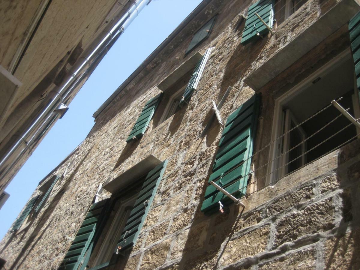 Gala Apartments Komiža Esterno foto